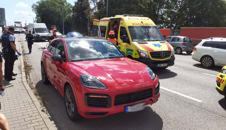 V Brně srazil řidič Porsche důchodce na kole. Je vážném stavu