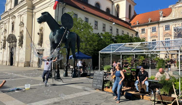 Brno roztancují umělci v ulicích. Lidem zahrají ze skleníku i Myší díry