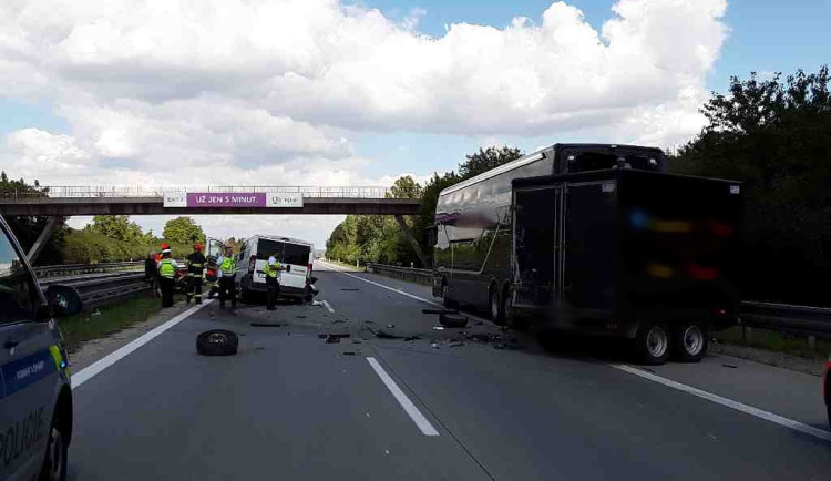 Na dálnici D2 se srazil autobus s dodávkou