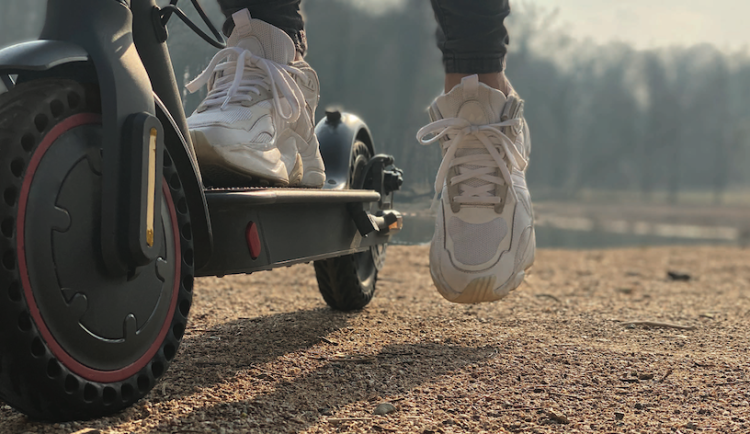 Elektrokoloběžky na silnici nepatří. Chybí jasná pravidla pro jejich užívání