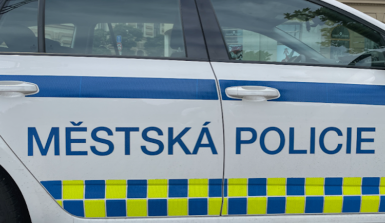 Sekuriťák z Brna vylekal zloděje. Ten upustil plný batoh ginů