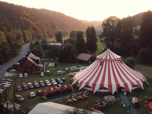 Začíná Týden kultury: užijte si jedinečný festival pod šapitó v Beskydech