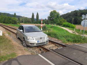 Muž bez řidičáku na Brněnsku zaparkoval uprostřed kolejiště