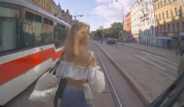 Brněnský šalinář dupl na brzdu a nepřejel ženu, která se nerozhlédla