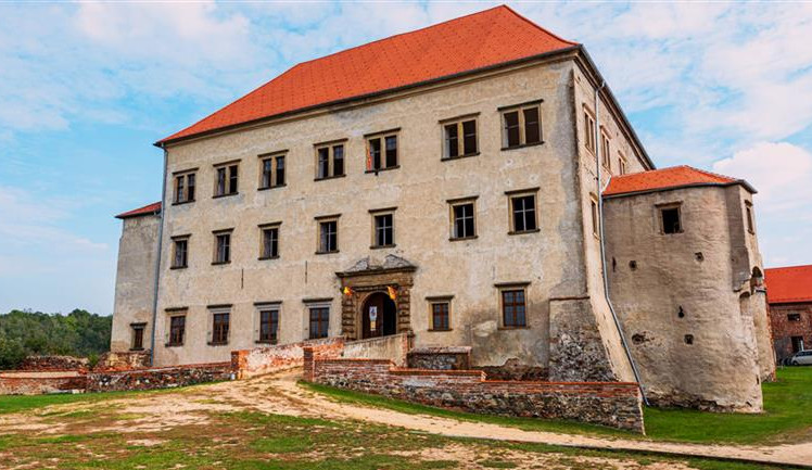 Na Brněnsku je k mání jeden z nejstarších moravských zámků. Vyjde na půl miliardy