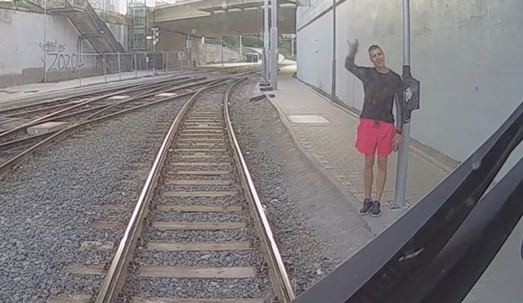 Pošetilý Brňan v růžových šortkách kamenoval šalinu