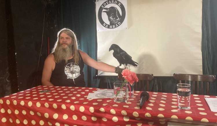 V Brně představili nového kandidáta na prezidenta. Krkavec Edvard si ulevil během státní hymny