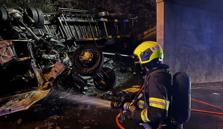 VIDEO: V ulici 5. května hořel kamion. Řidiče se podařilo vyprostit