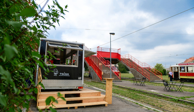 Na Dlabačově to žije. Nové bistro chystá kulturu i vlastní pivo