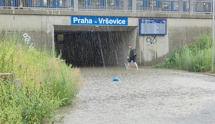 Déšť rozvodnil potok Botič a zaplavil podchod na vršovickém nádraží