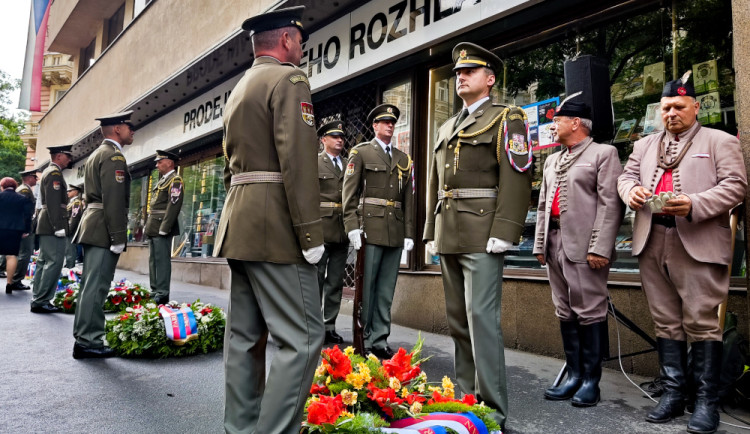 VIDEO: Před Českým rozhlasem se pokládaly věnce. Paralela srpna 1968 s Ukrajinou je jasná, řekl Hřib