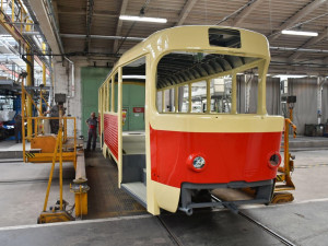Dělníci v Brně opravují pražskou historickou tramvaj, která nikdy nevozila cestující