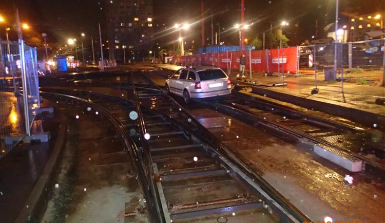 Na rekonstruovaném Mendlově náměstí uvízl v kolejišti řidič a zablokoval šaliny