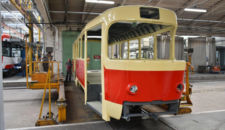 V Brně opravují pražskou historickou tramvaj, která nikdy nevozila cestující