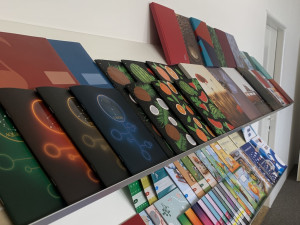 Cena papíru roste. Školní sešity jsou letos dražší, přiznávají v Brně