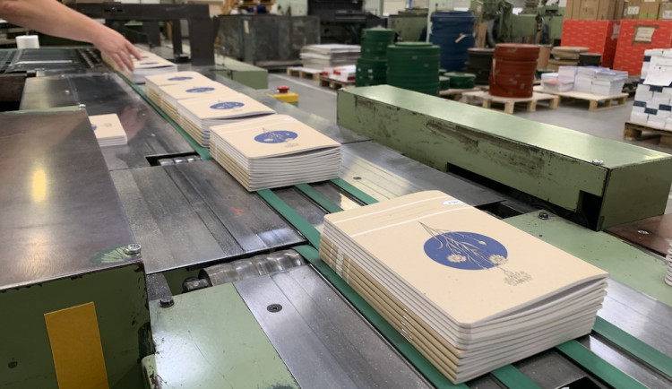 Cena papíru roste. Školní sešity jsou letos dražší, přiznávají v Brně