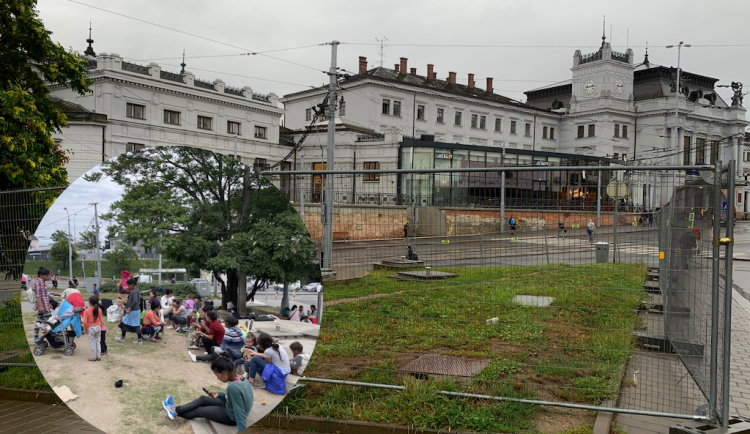 Brno týdny střeží plotem plácek u nádraží před ukrajinskými Romy, kteří odjeli 