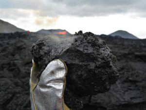 Povrchově ztuhlá je uvnitř ještě horká, v původním stavu má totiž přes tisíc stupňů.