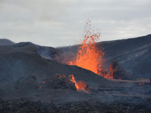 Vulkán Meradalir je tzv. havajského typu, tedy láva z něj spíše vytéká, než že by se vymršťovala příliš vysoko do vzduchu.