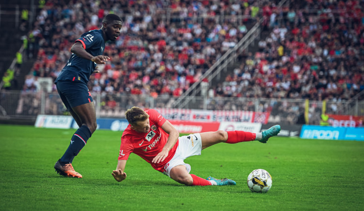 Fotbalová Zbrojovka schytala před vyprodaným stadionem debakl. Slavii podlehla 0:4