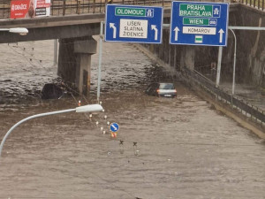 Bouřky na jihu Moravy komplikovaly dopravu. V centru Brna plavala auta. Foto: Nikola Kociánová/Facebook