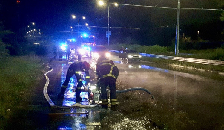 Bouřky na jihu Moravy komplikovaly dopravu. V centru Brna plavala auta. Foto: HZS JMK