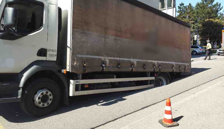 V Brně se pod kamionem propadla silnice. Díra je tři metry hluboká