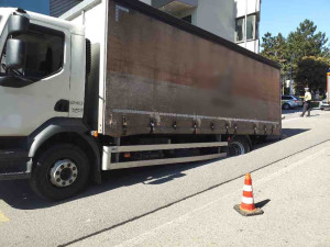 V Brně se pod kamionem propadla silnice. Díra je tři metry hluboká
