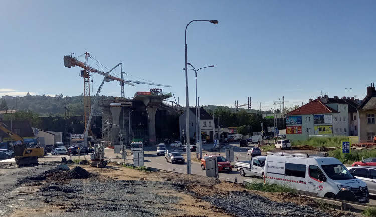 Brnu roste před městský okruh. Dělníci mostní estakádou překlenuli maloměřické nádraží