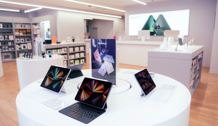 Vydejte se do školy s novým Macem či iPadem