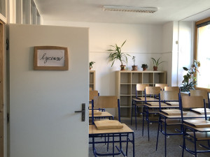 Brno otevřelo alternativní lyceum. Žáci nedostávají známky a pracují s dřevem