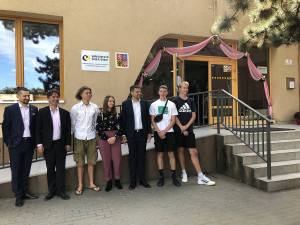 Brno otevřelo alternativní lyceum. Žáci nedostávají známky a pracují s dřevem