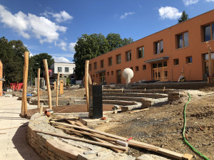 Stavba atria v areálu školy