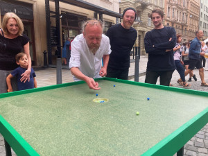 Bolek Polívka cvrnkl v Brně kuličkami a zahájil divadelní sezonu
