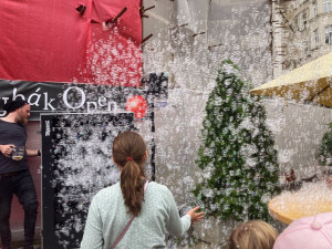 Bolek Polívka cvrnkl v Brně kuličkami a zahájil divadelní sezonu