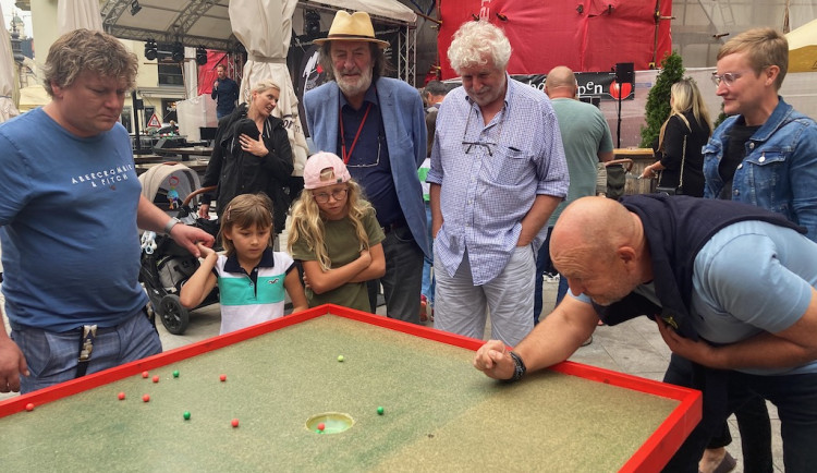 Bolek Polívka cvrnkl v Brně kuličkami a zahájil divadelní sezonu