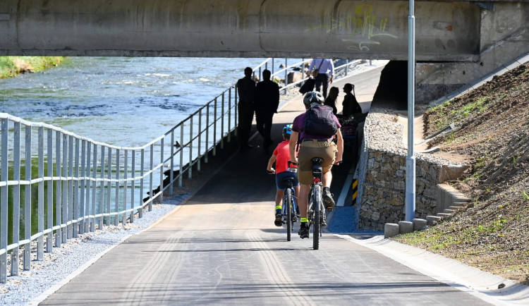 Brněnští cyklisté i řidiči se společně radují. Kolaři projedou rušnou čtyřproudovkou podjezdem