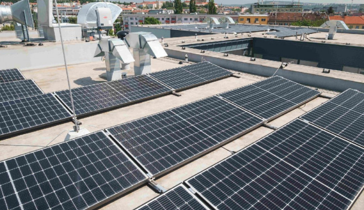 V Brně si pořídí tisíc solárních panelů na střechy. S instalací se začne na podzim