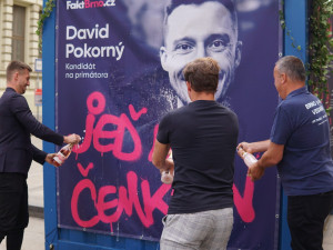 Kontejner před Kostelem sv. Jakuba slavnostně pokřtili David Pokorný, Tomáš Žilinský a Jiří Dušek.