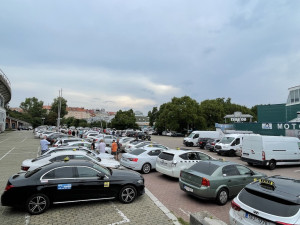 V Brně si dali sraz rozlobení taxikáři. Protestní jízdou upozornili, že jim vadí řidiči Uberu