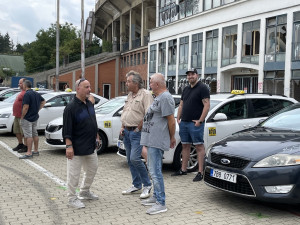 V Brně si dali sraz rozlobení taxikáři. Protestní jízdou upozornili, že jim vadí řidiči Uberu