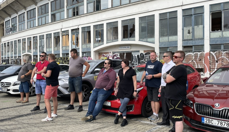 V Brně si dali sraz rozlobení taxikáři. Protestní jízdou upozornili, že jim vadí řidiči Uberu