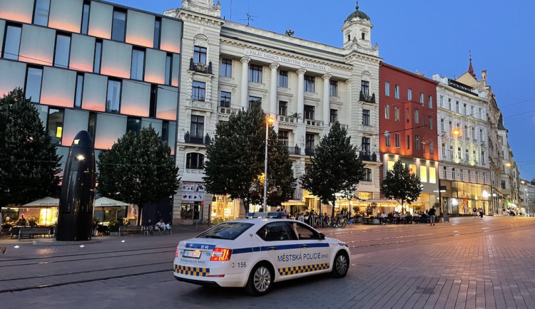 Muž v Brně rozřezával zipem od bundy dopravní značku. Vysvobozuji ženu, vysvětlil