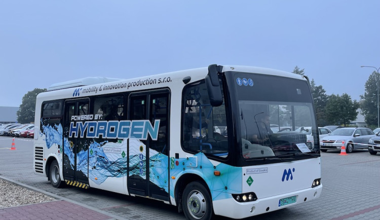 Brno zíralo. Přijel vodíkový autobus ze Slovenska, který stojí třikrát více než dieselový
