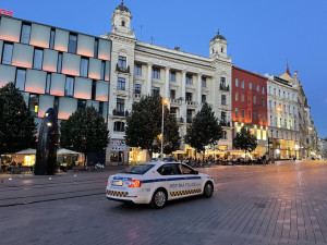 Muž v Brně rozřezával zipem od bundy dopravní značku. Vysvobozuji ženu, vysvětlil