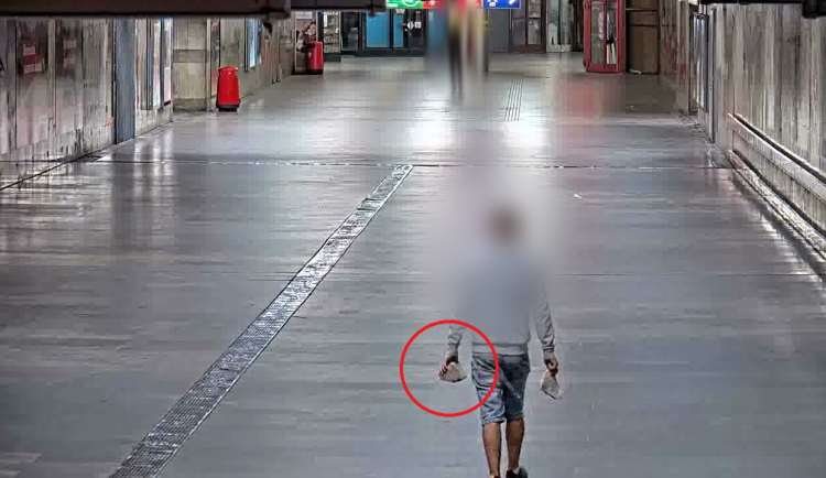 Cizinec s dlažební kostkou