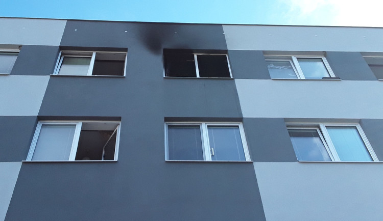 Při požáru na ubytovně zasahovali hasiči.