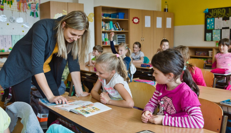 Covid nás od práce neodradil, ale peníze ano, říkají mladí učitelé