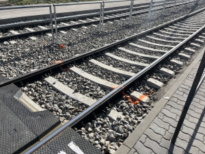 Brněnský šalinář smetl lidi na zastávce. Nevíme, proč nebrzdil, říká dopravce