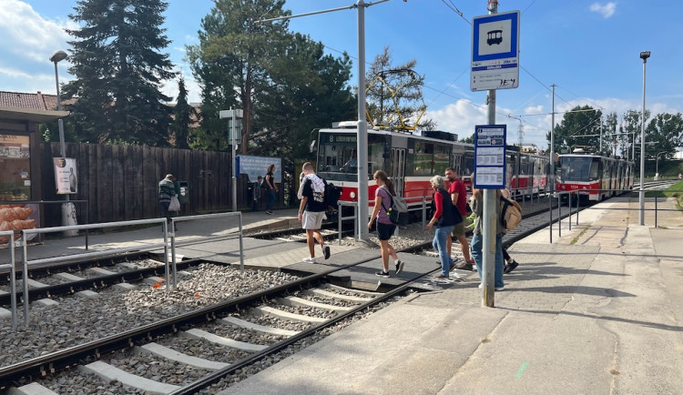 Brněnský šalinář smetl lidi na zastávce. Nebrzdil, připouští dopravce